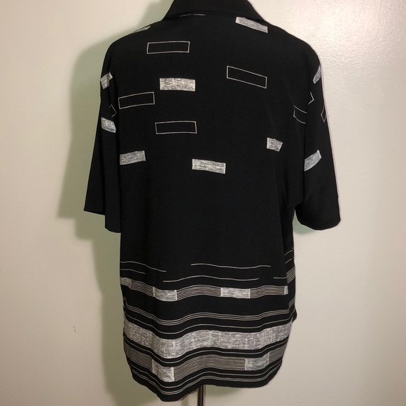 Alia women’s 16w Black and white, block design top - Picture 2 of 3